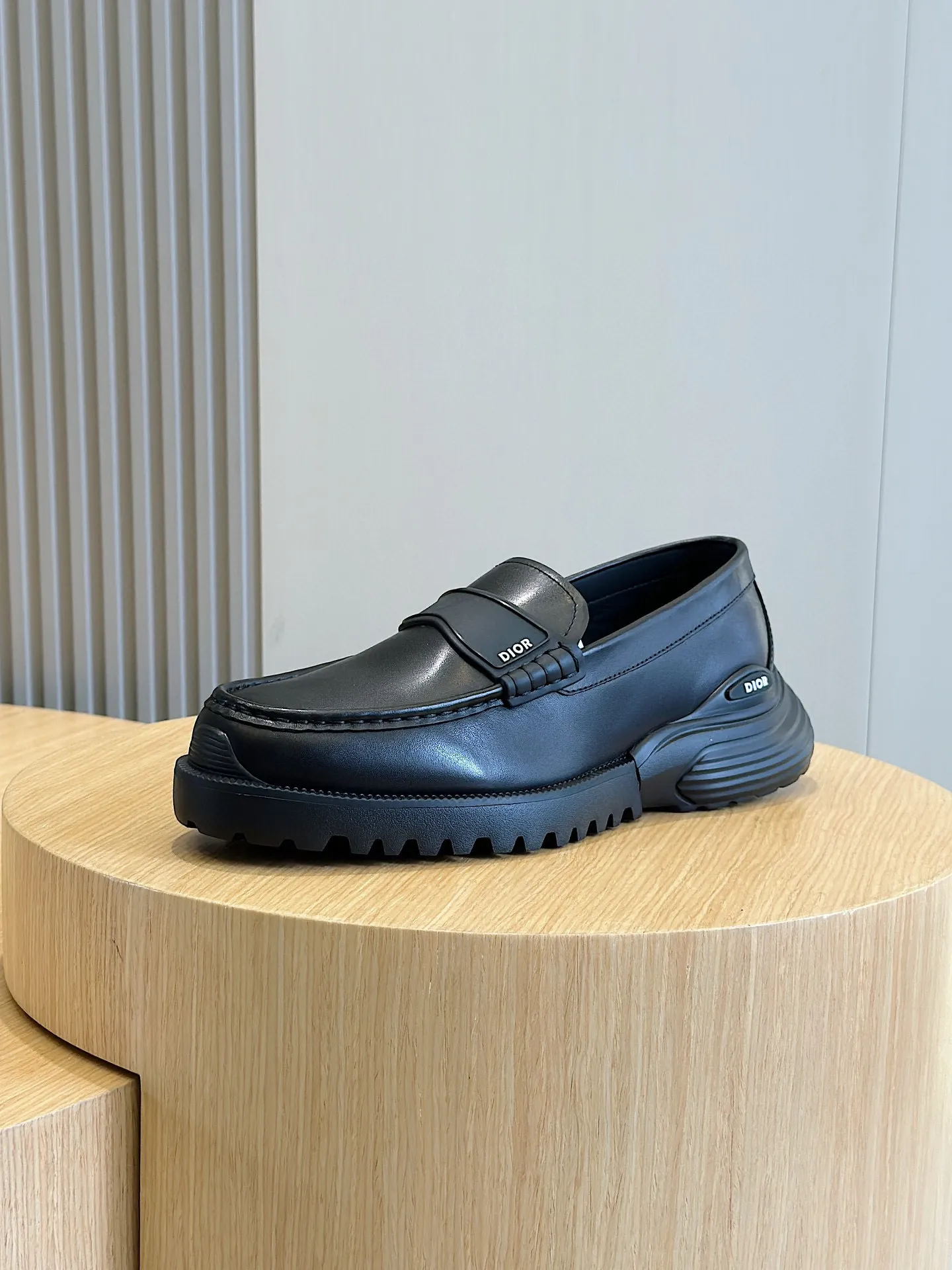 Factory price: 540💰◾️▫️Dior Combat Derby shoes are a new product in the 2024 spring men's wear series, presenting a mixed style that combines fashion design with sports elements. Crafted from black buffed calfskin leather with beige and black Oblique print panels on the sides and tongue. Designed with laces and technical zipper closure, the lightweight mixed-style sole highlights the charm of high-end customization. The Dior signature on the side enhances the style and will add a trendy touch to any look this season. Size: 39-44 (customized at 38.45)